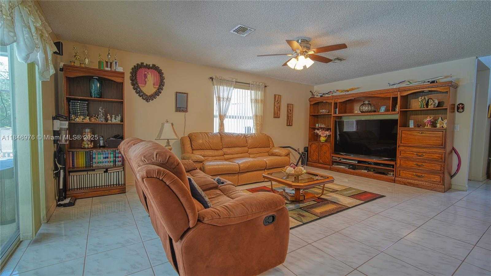 Small Image of 810 GREENBRIAR AVE, Davie Number 14