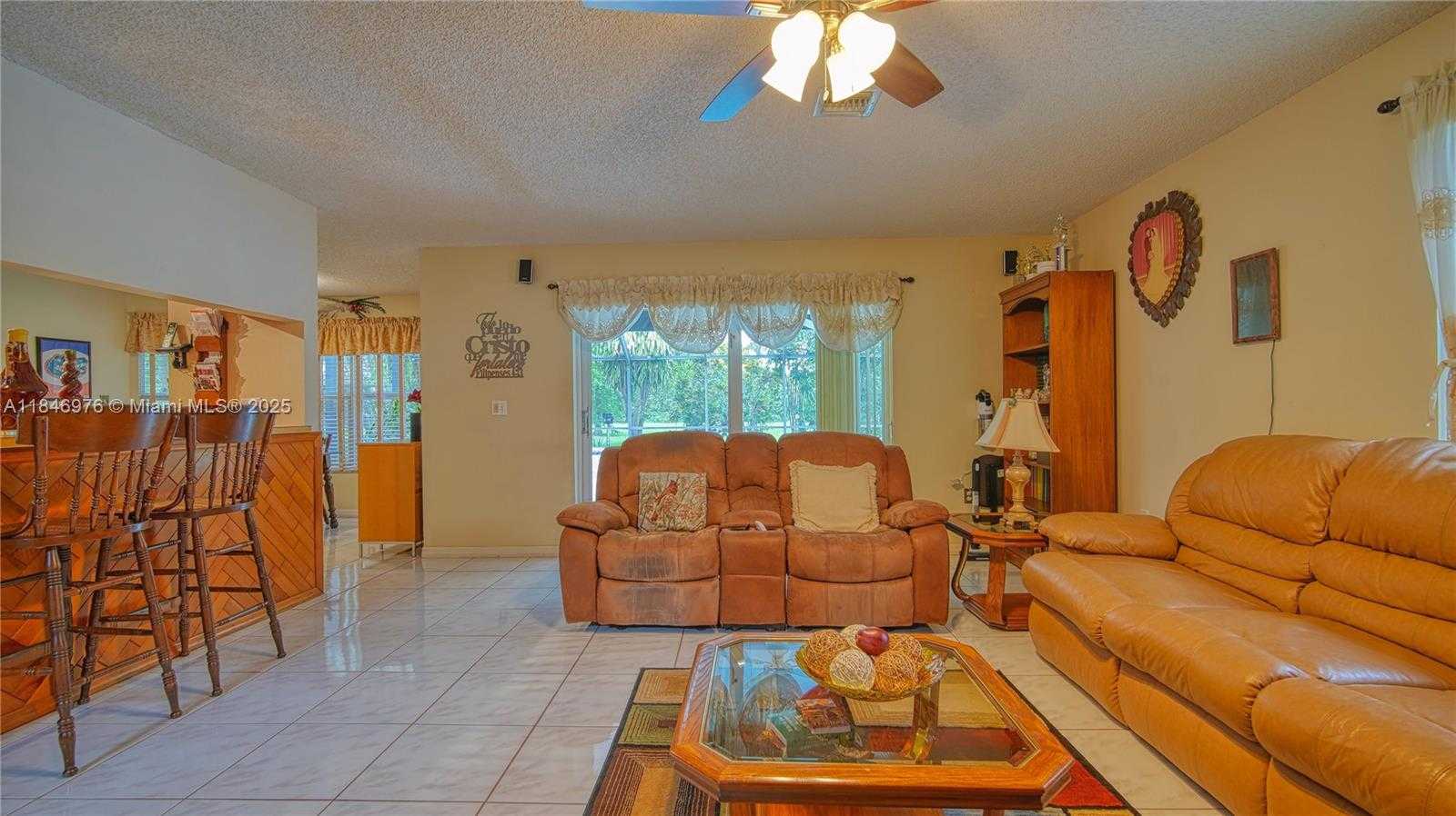 Small Image of 810 GREENBRIAR AVE, Davie Number 15