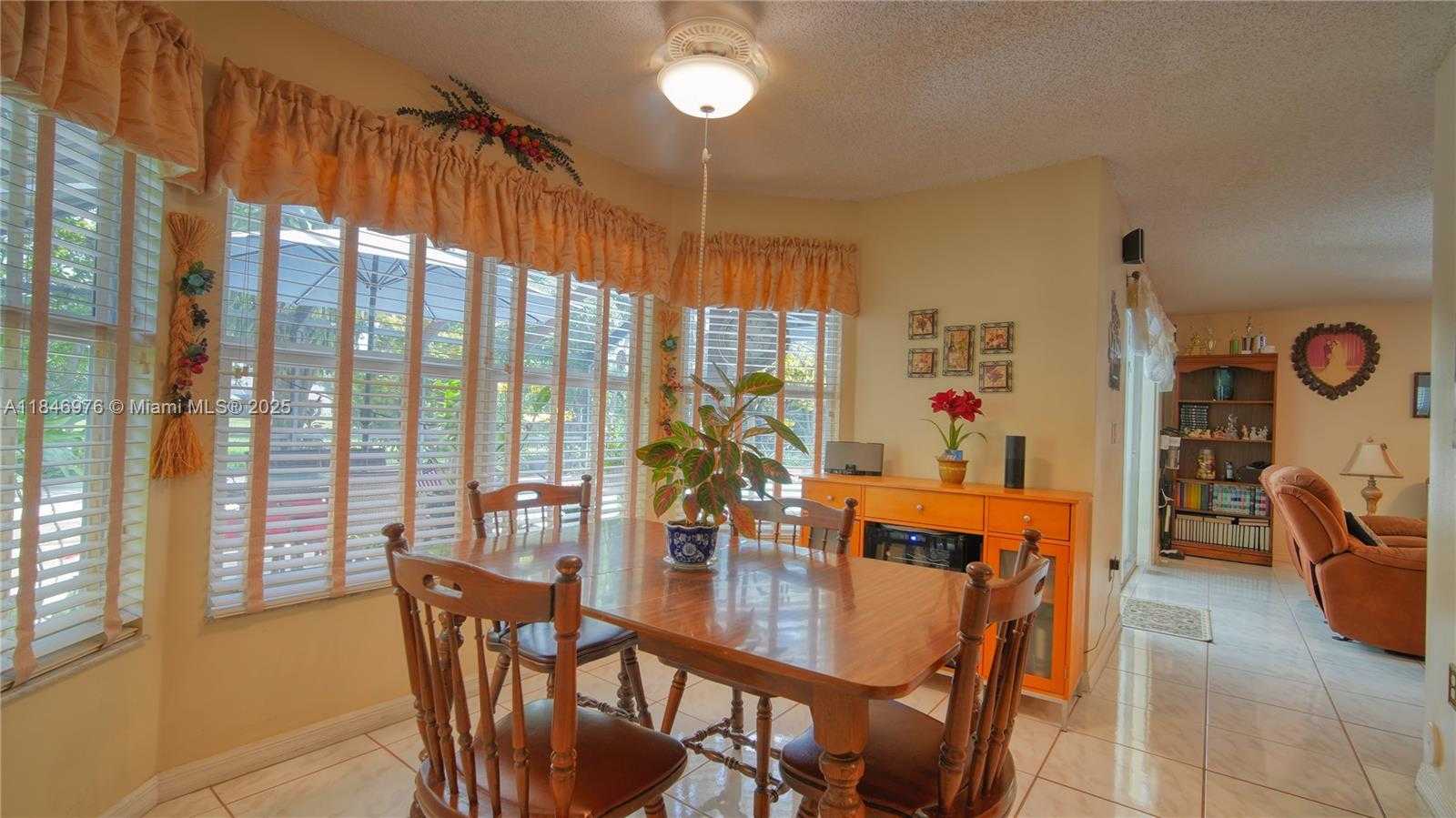 Small Image of 810 GREENBRIAR AVE, Davie Number 16