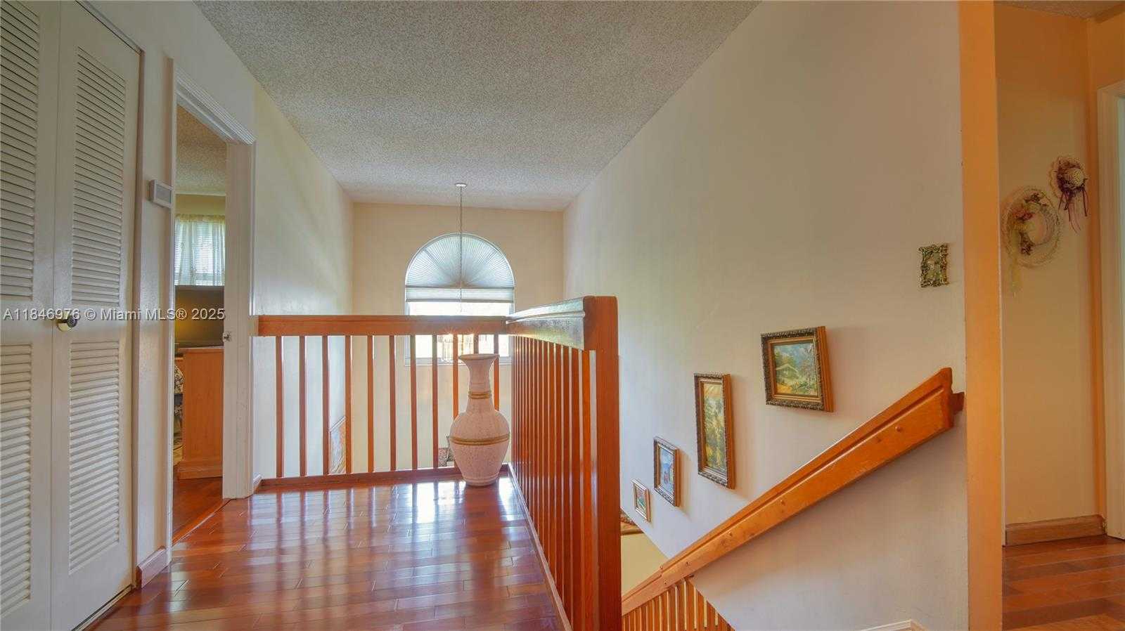 Small Image of 810 GREENBRIAR AVE, Davie Number 19