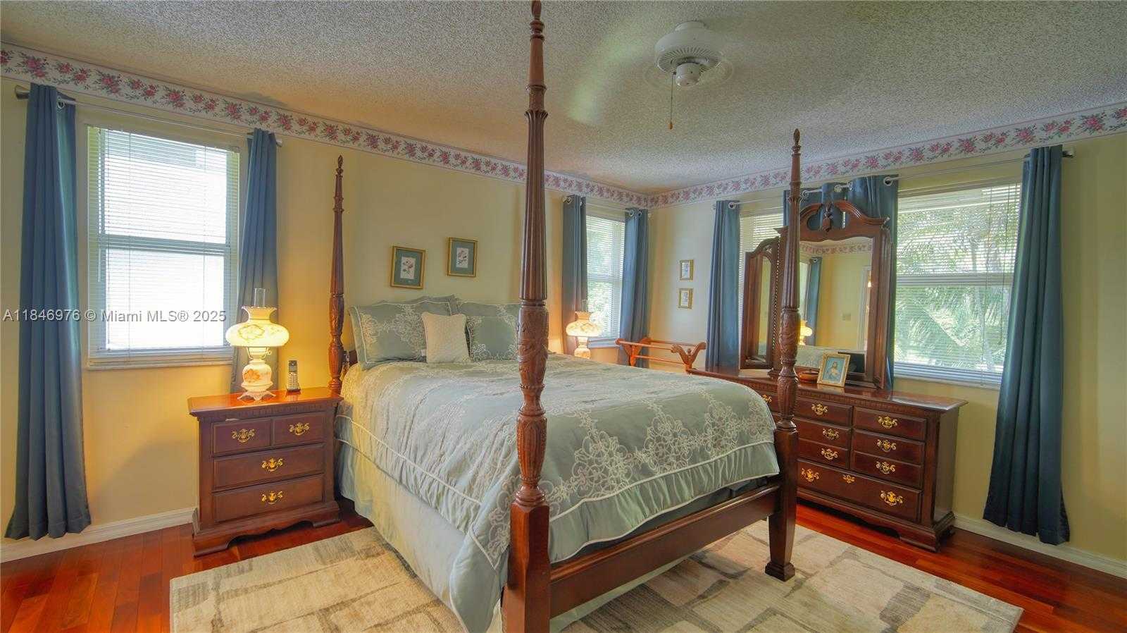 Small Image of 810 GREENBRIAR AVE, Davie Number 24