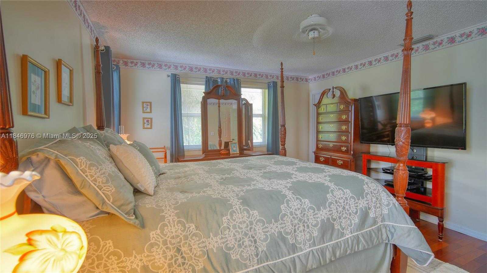 Small Image of 810 GREENBRIAR AVE, Davie Number 25