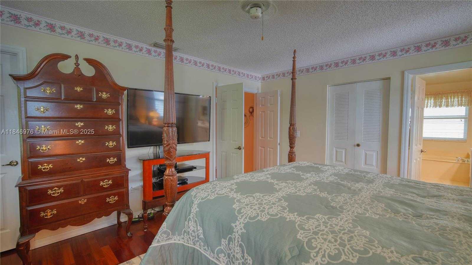 Small Image of 810 GREENBRIAR AVE, Davie Number 26