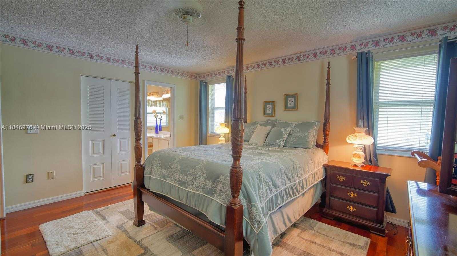 Small Image of 810 GREENBRIAR AVE, Davie Number 27