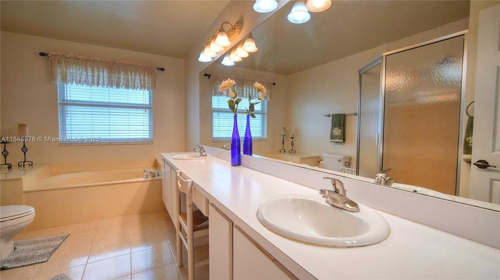 Small Image of 810 GREENBRIAR AVE, Davie Number 28