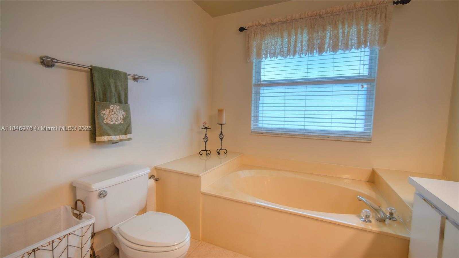 Small Image of 810 GREENBRIAR AVE, Davie Number 29