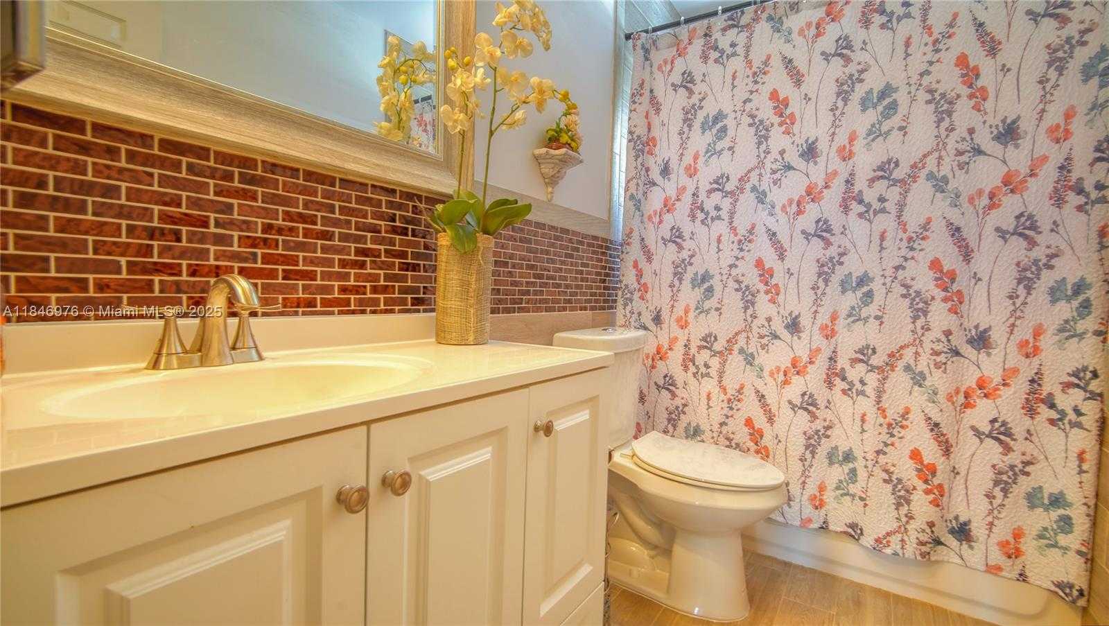 Small Image of 810 GREENBRIAR AVE, Davie Number 32