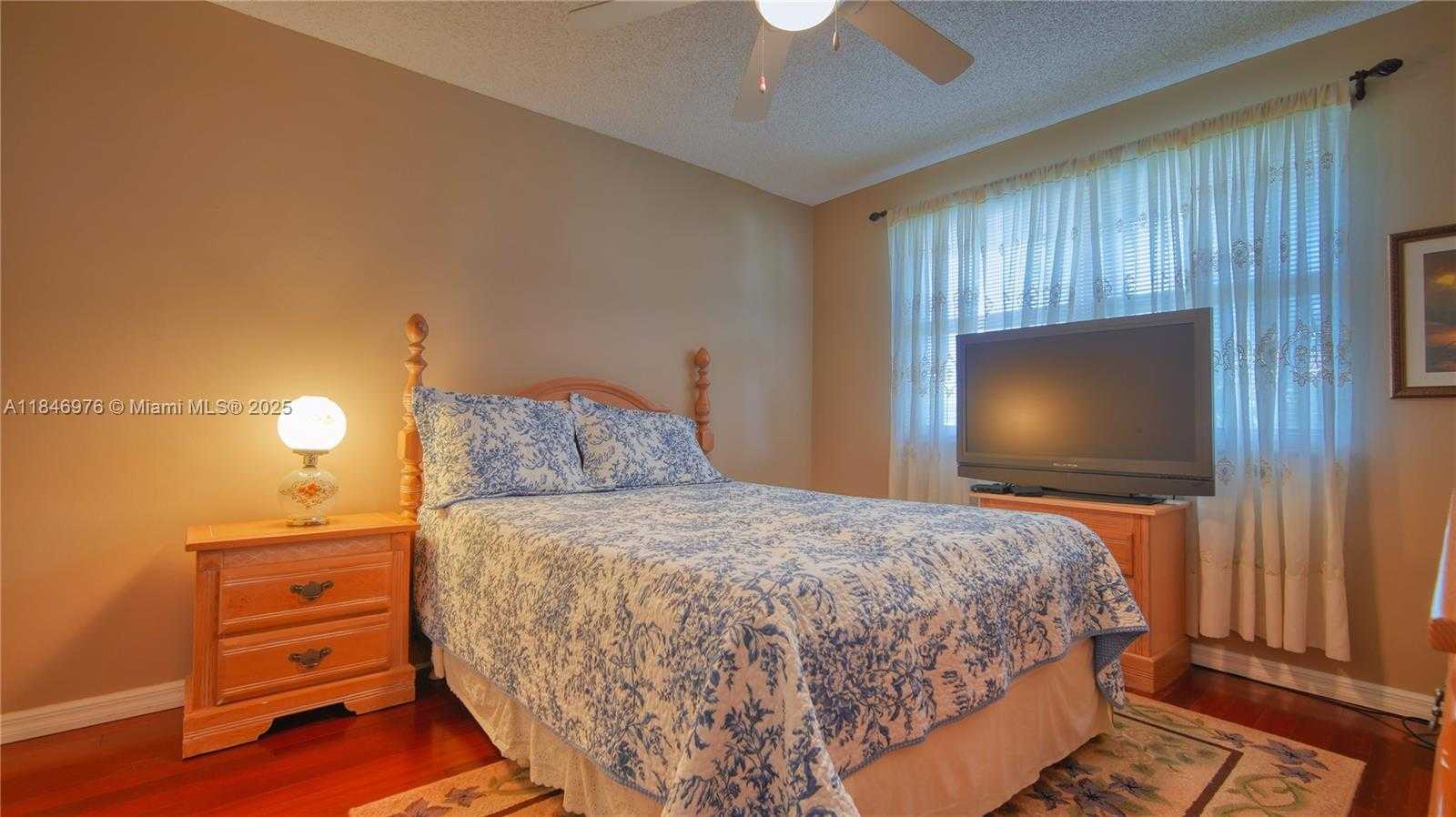 Small Image of 810 GREENBRIAR AVE, Davie Number 40