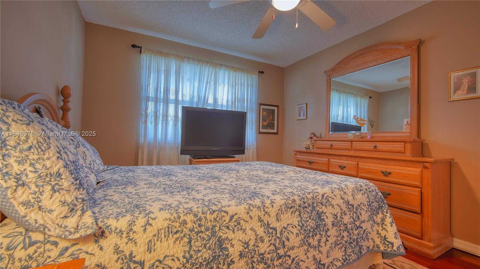Small Image of 810 GREENBRIAR AVE, Davie Number 42