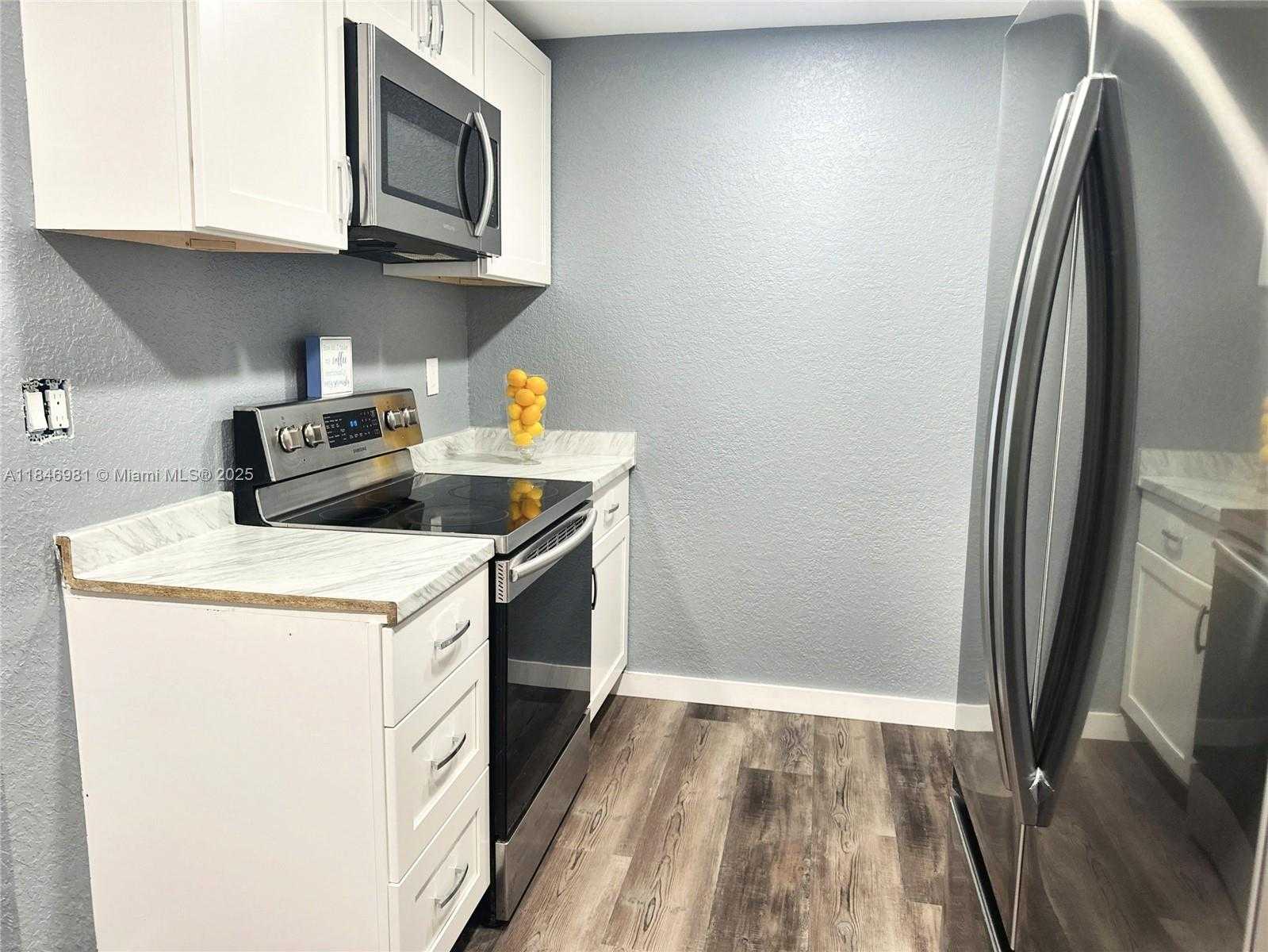 Small Image of 6644 RALEIGH ST, Hollywood Number 9