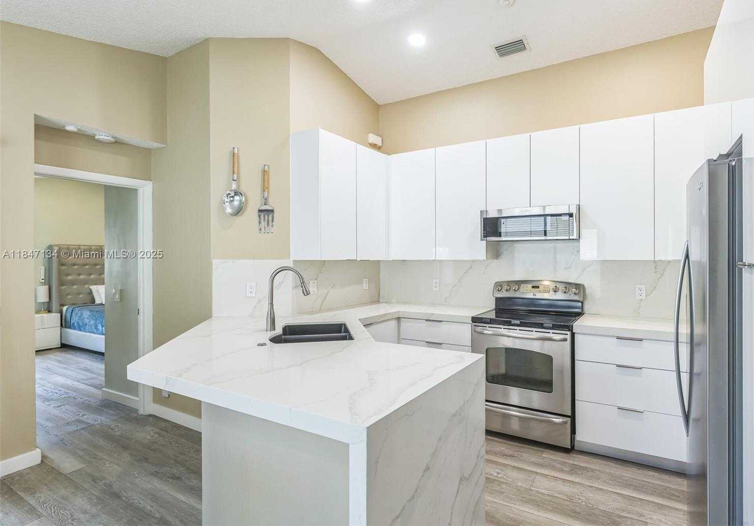 Small Image of 1485 MIRA VISTA CIR, Weston Number 10