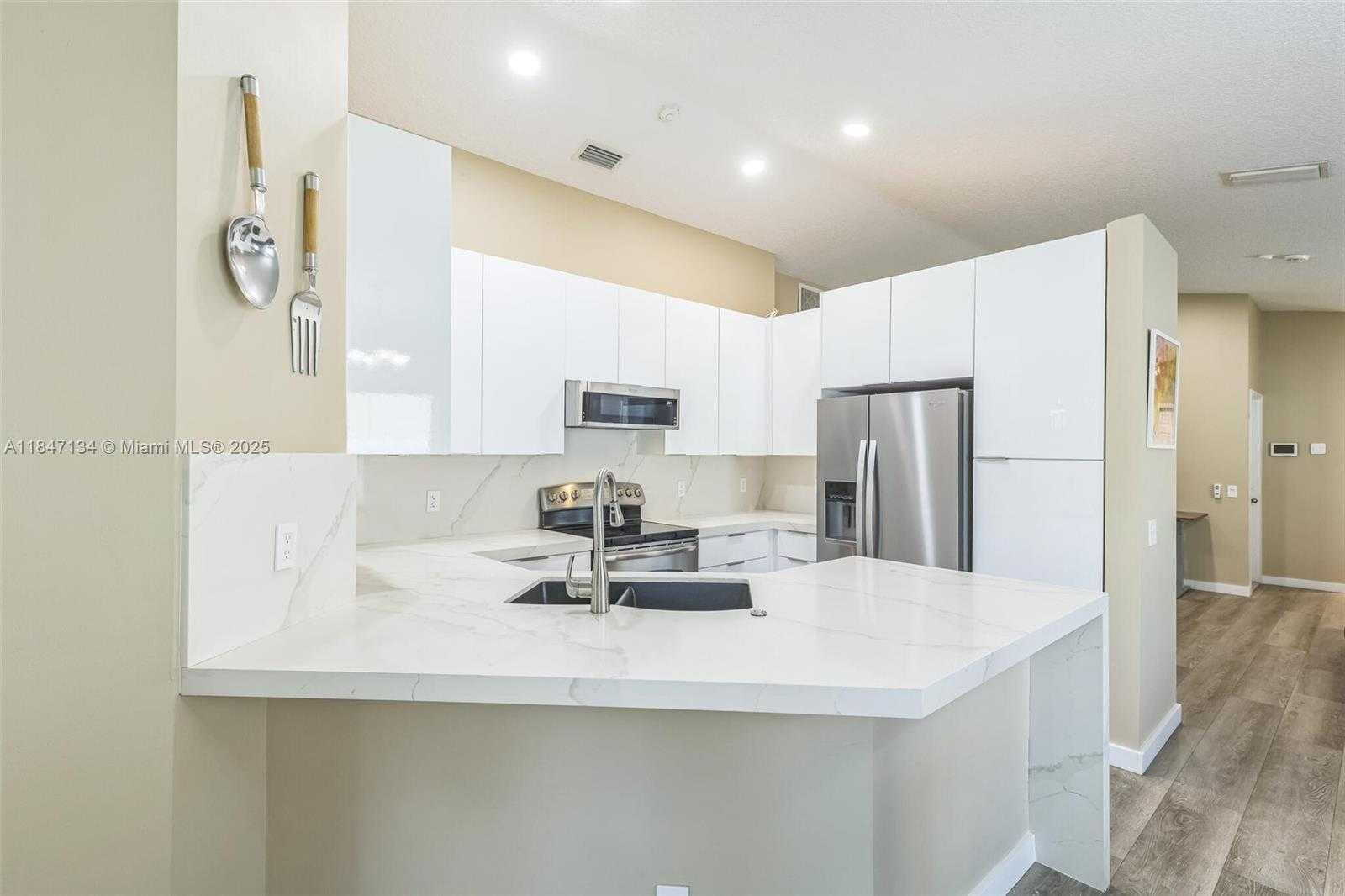 Small Image of 1485 MIRA VISTA CIR, Weston Number 11