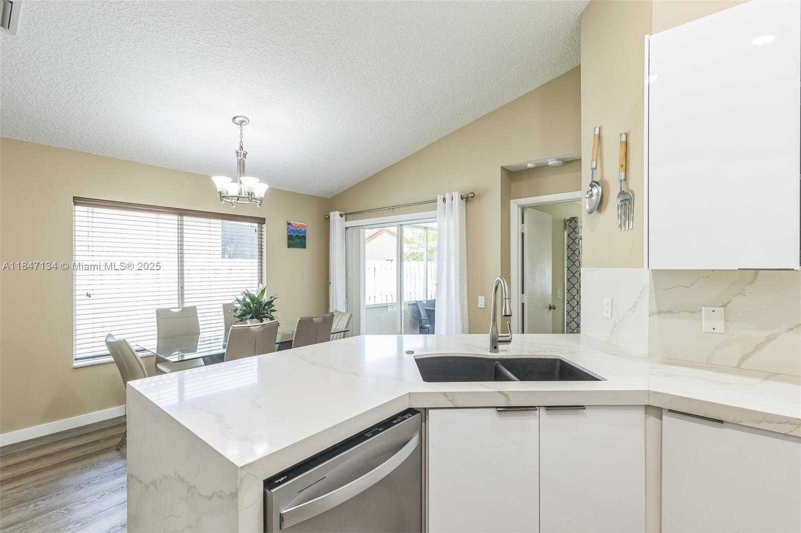 Small Image of 1485 MIRA VISTA CIR, Weston Number 13