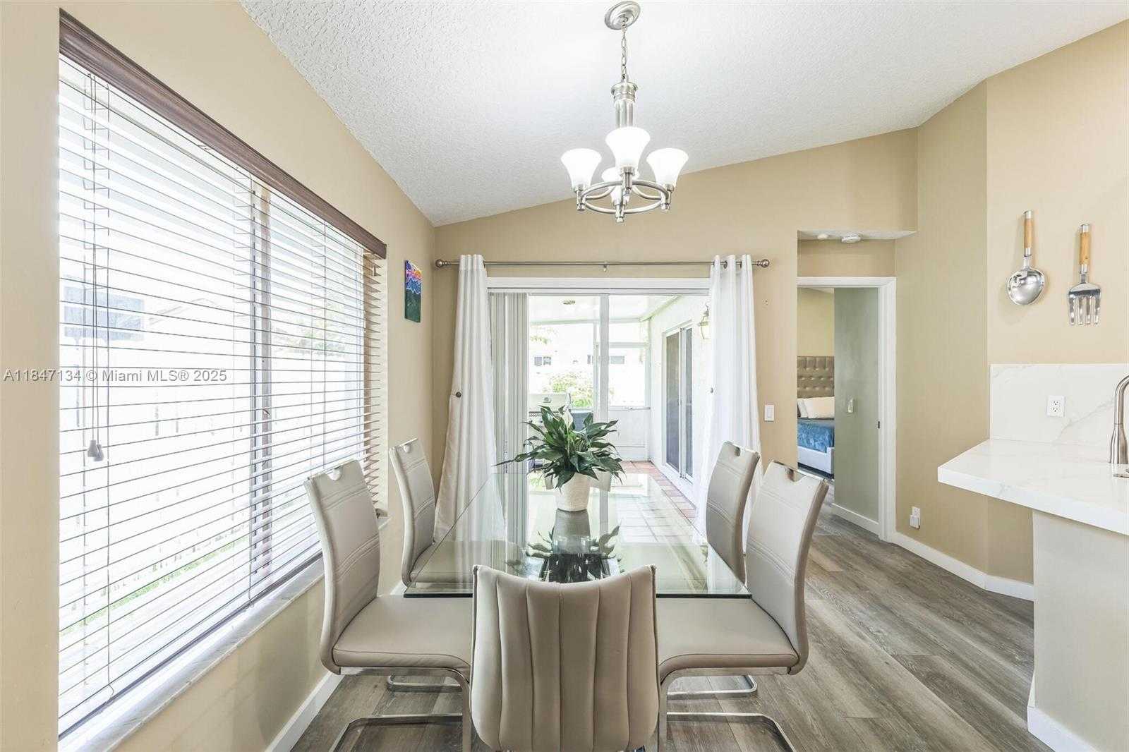 Small Image of 1485 MIRA VISTA CIR, Weston Number 15