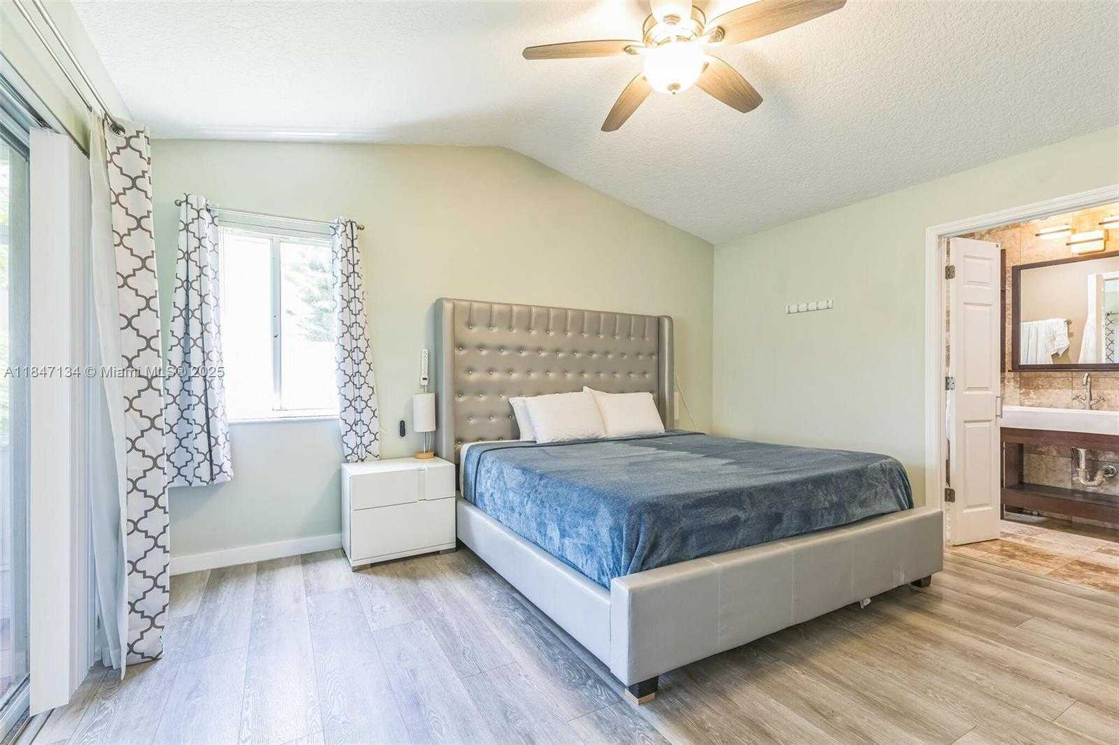 Small Image of 1485 MIRA VISTA CIR, Weston Number 16