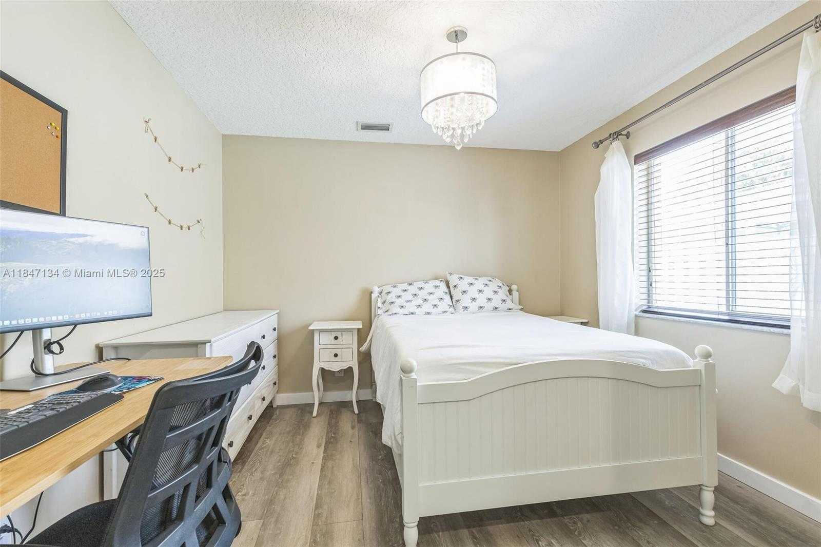 Small Image of 1485 MIRA VISTA CIR, Weston Number 23