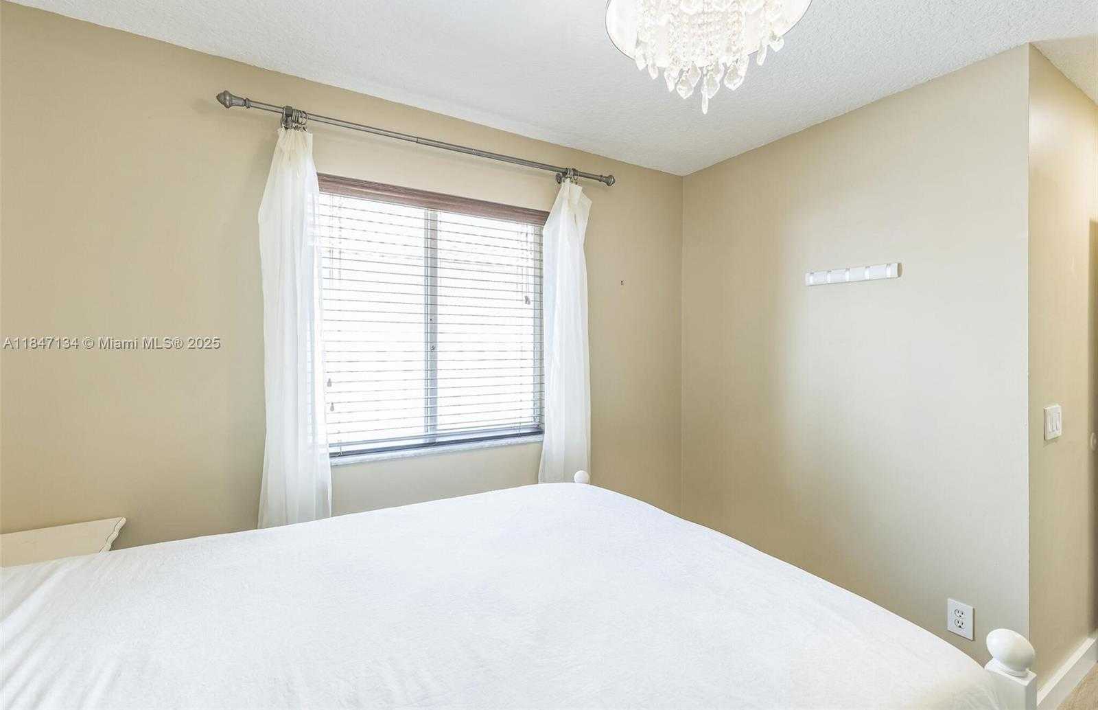 Small Image of 1485 MIRA VISTA CIR, Weston Number 24