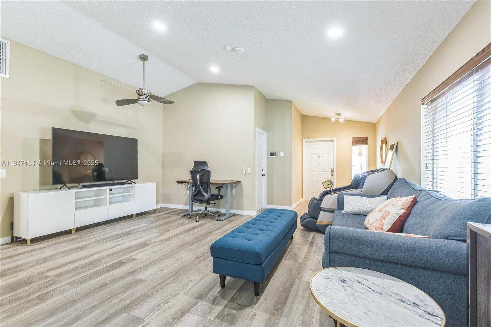 Small Image of 1485 MIRA VISTA CIR, Weston Number 3