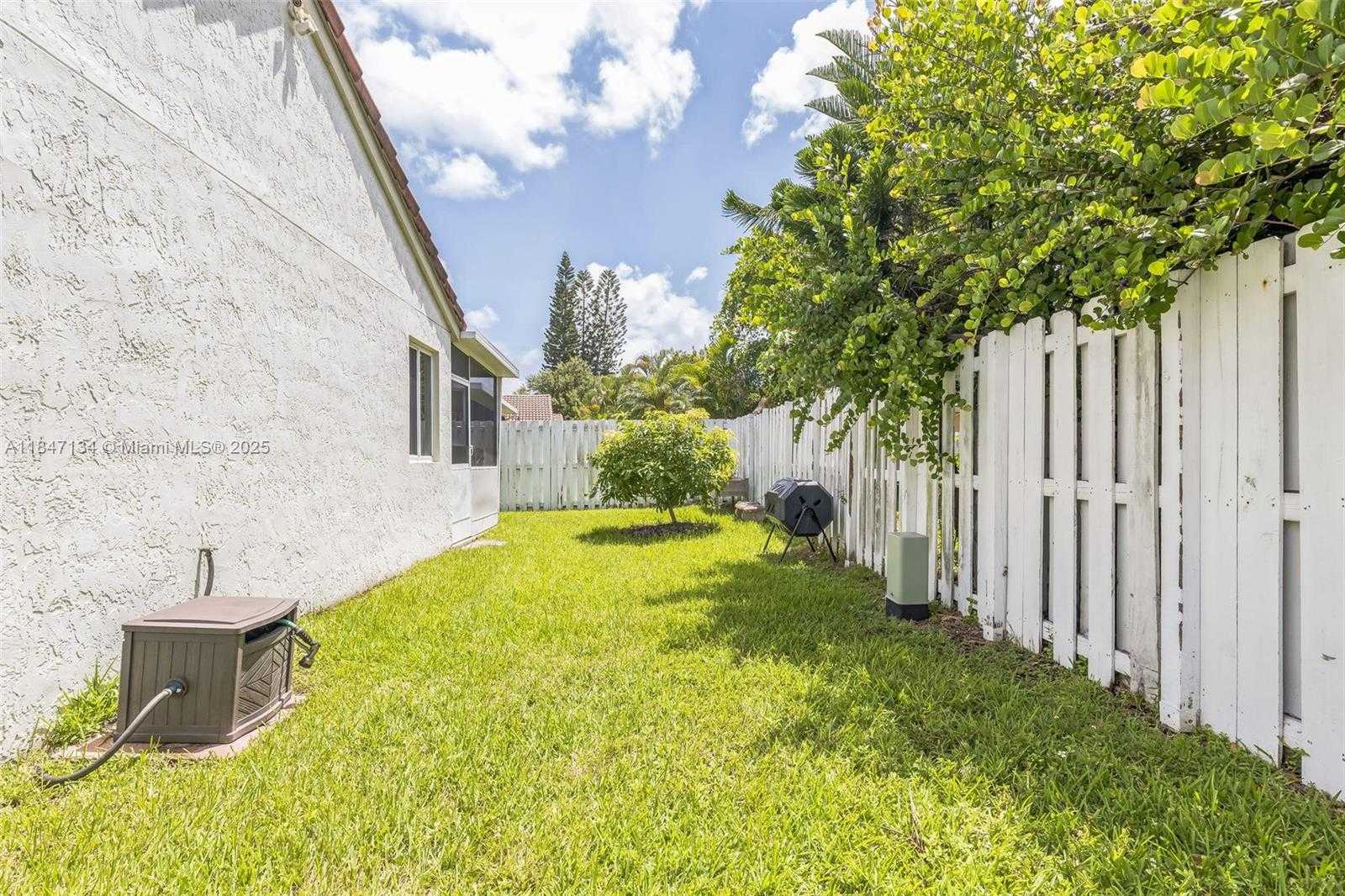 Small Image of 1485 MIRA VISTA CIR, Weston Number 32