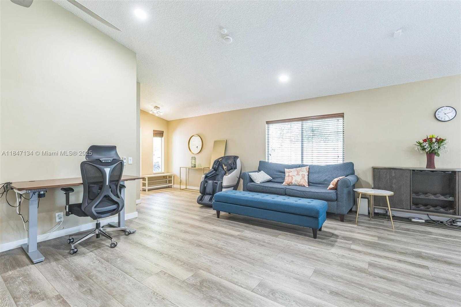 Small Image of 1485 MIRA VISTA CIR, Weston Number 5