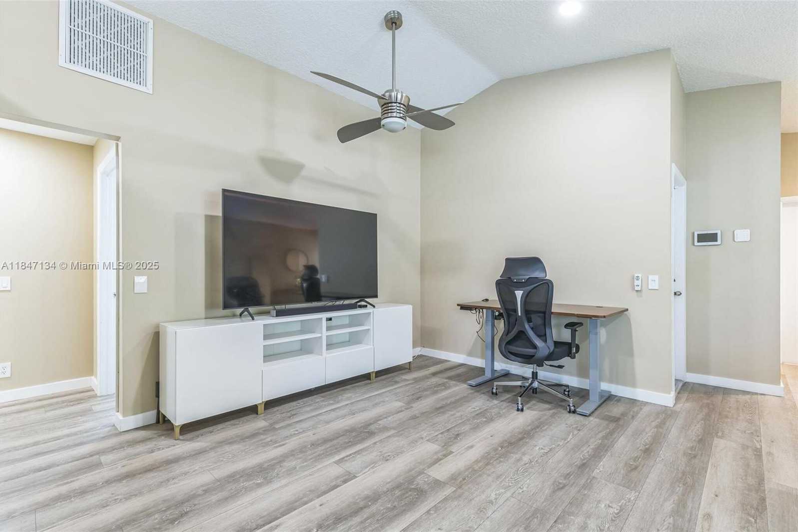 Small Image of 1485 MIRA VISTA CIR, Weston Number 6