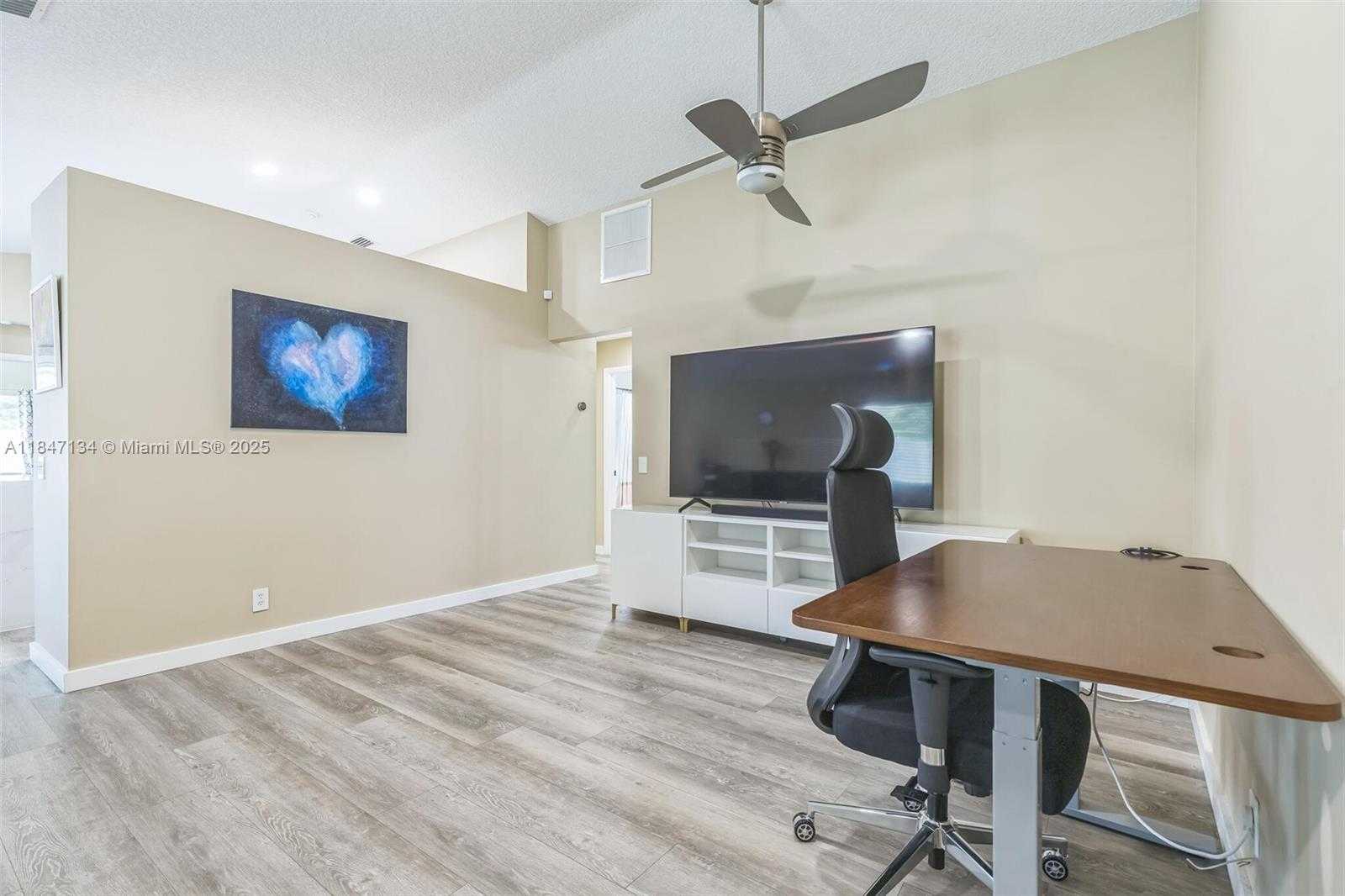 Small Image of 1485 MIRA VISTA CIR, Weston Number 7