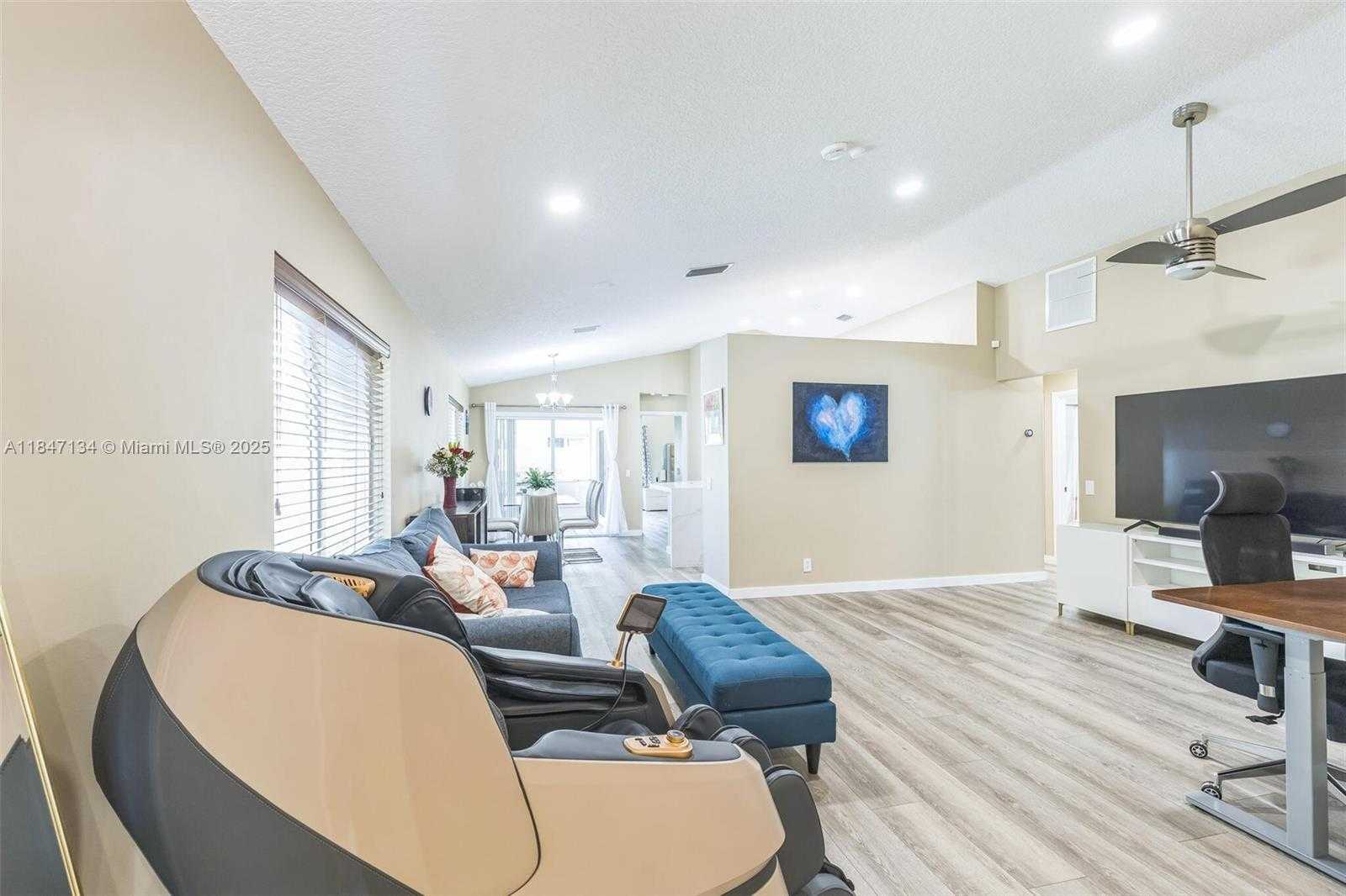 Small Image of 1485 MIRA VISTA CIR, Weston Number 9
