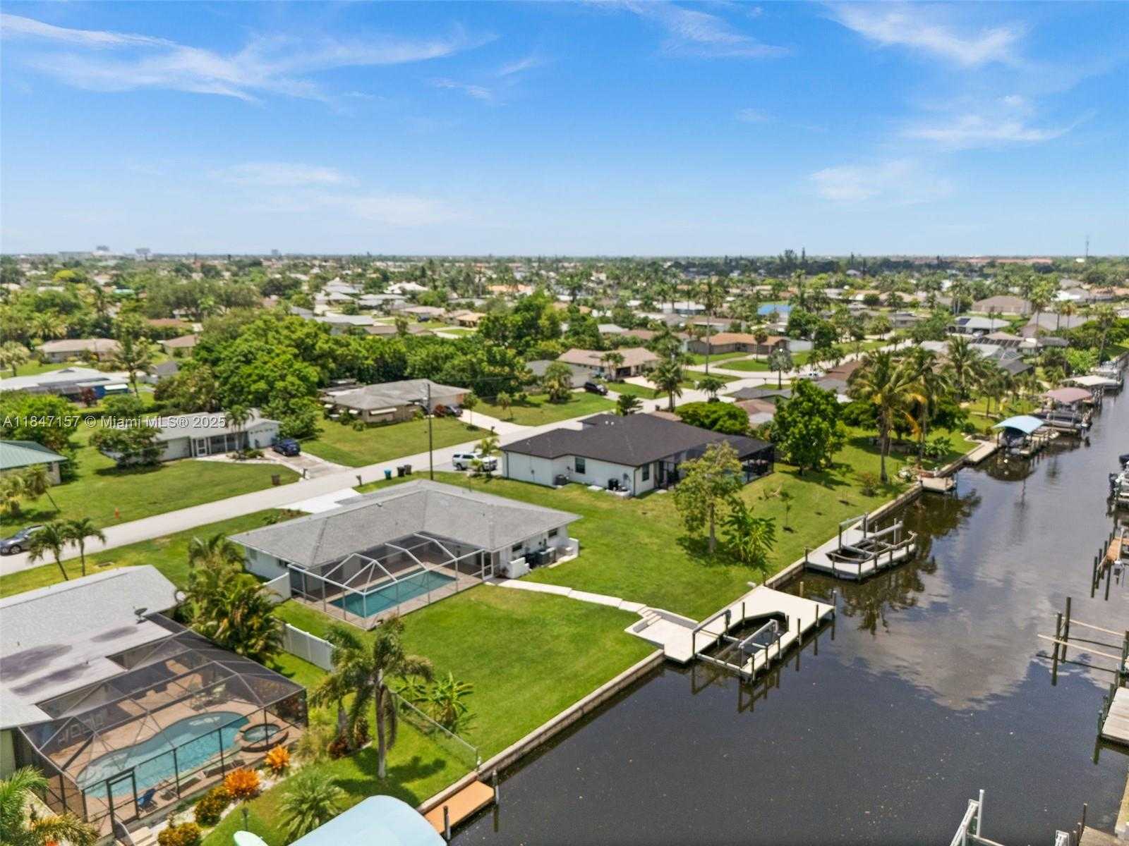 Small Image of 4419 SE 13TH PL, Cape Coral Number 4