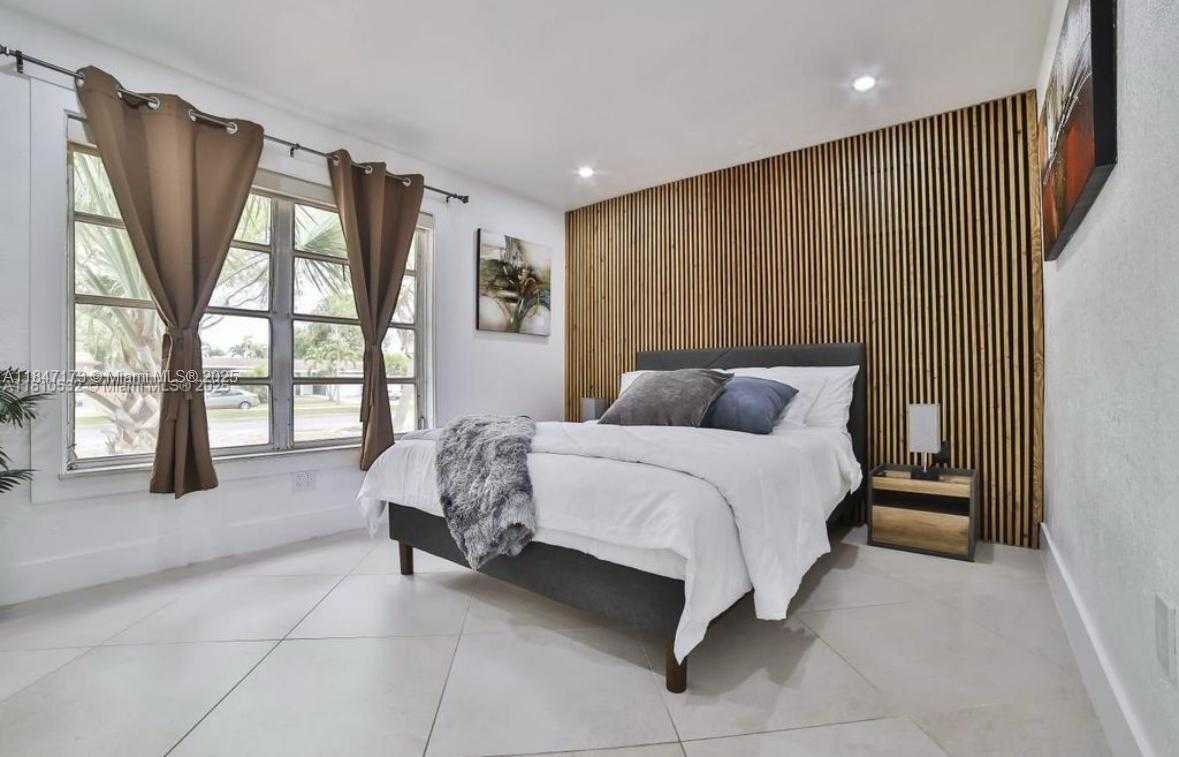 Small Image of 8651 SUNSET STRIP, Sunrise Number 6