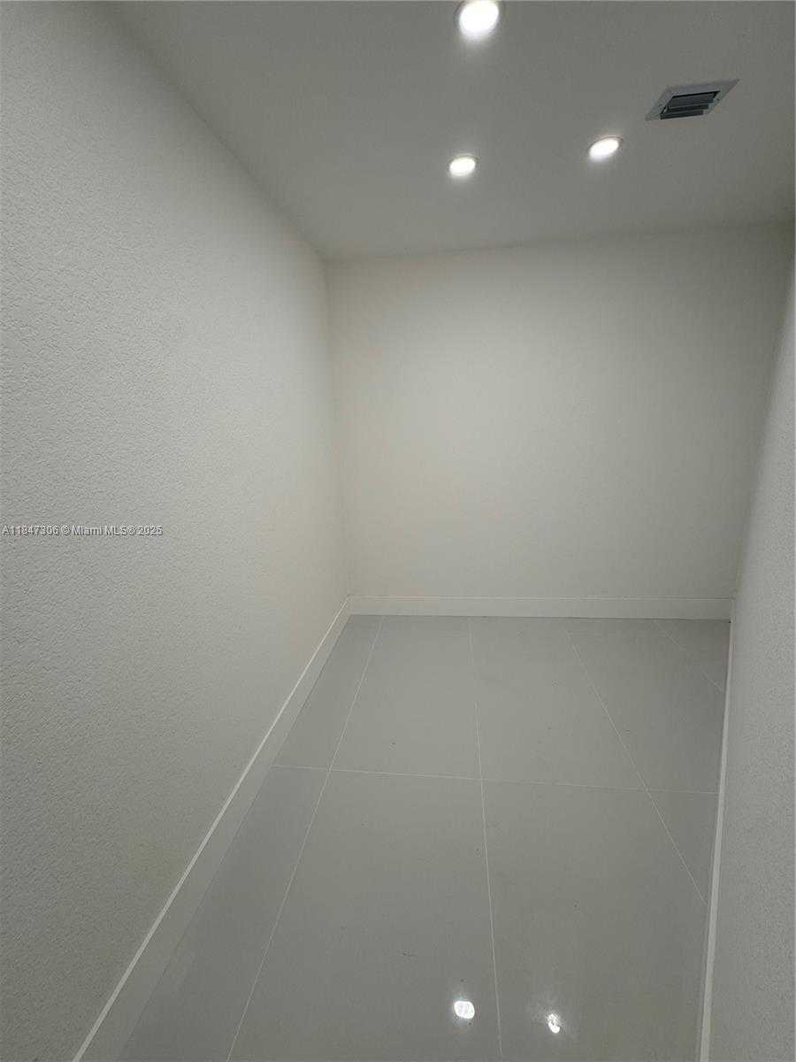Small Image of 930 NORTH EAST 163RD ST, North Miami Beach Number 26