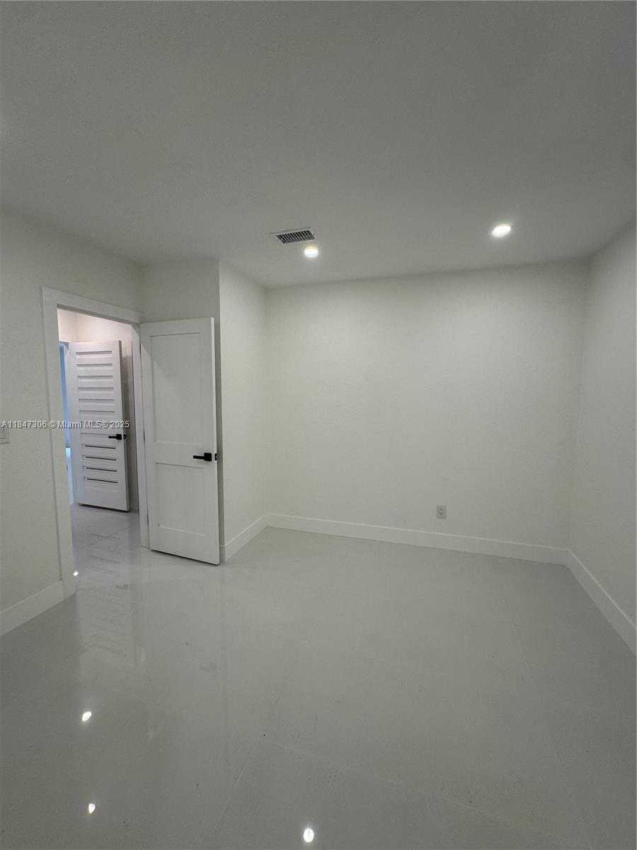 Small Image of 930 NORTH EAST 163RD ST, North Miami Beach Number 29