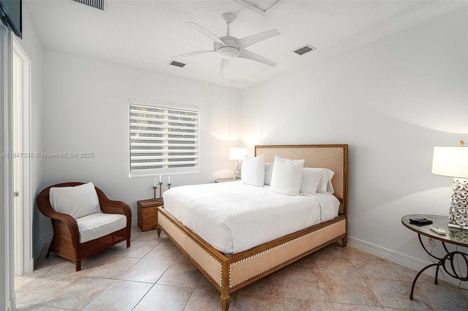 Small Image of 1151 OCEAN DR, Lower Keys Number 20