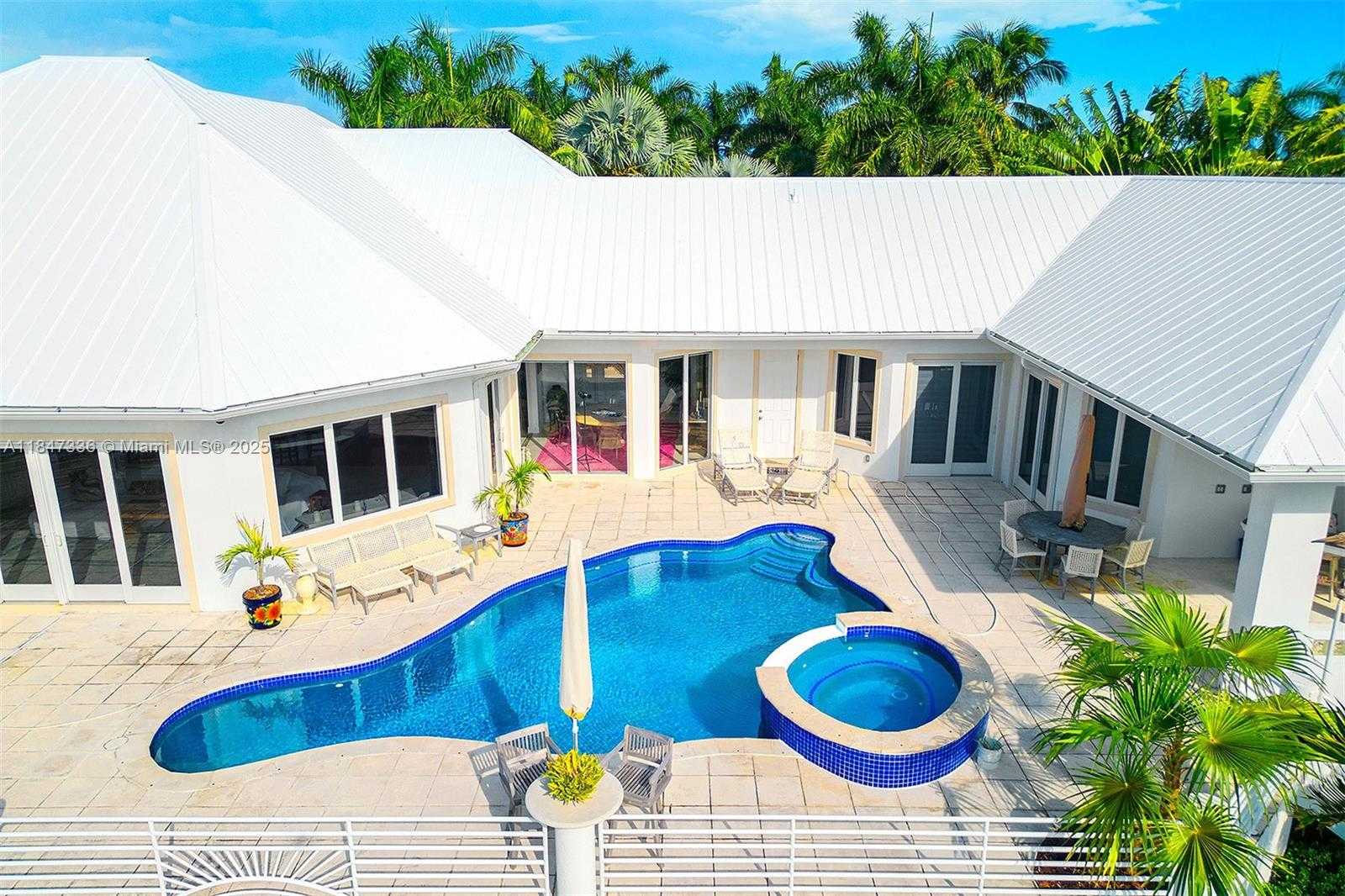 Small Image of 1151 OCEAN DR, Lower Keys Number 34