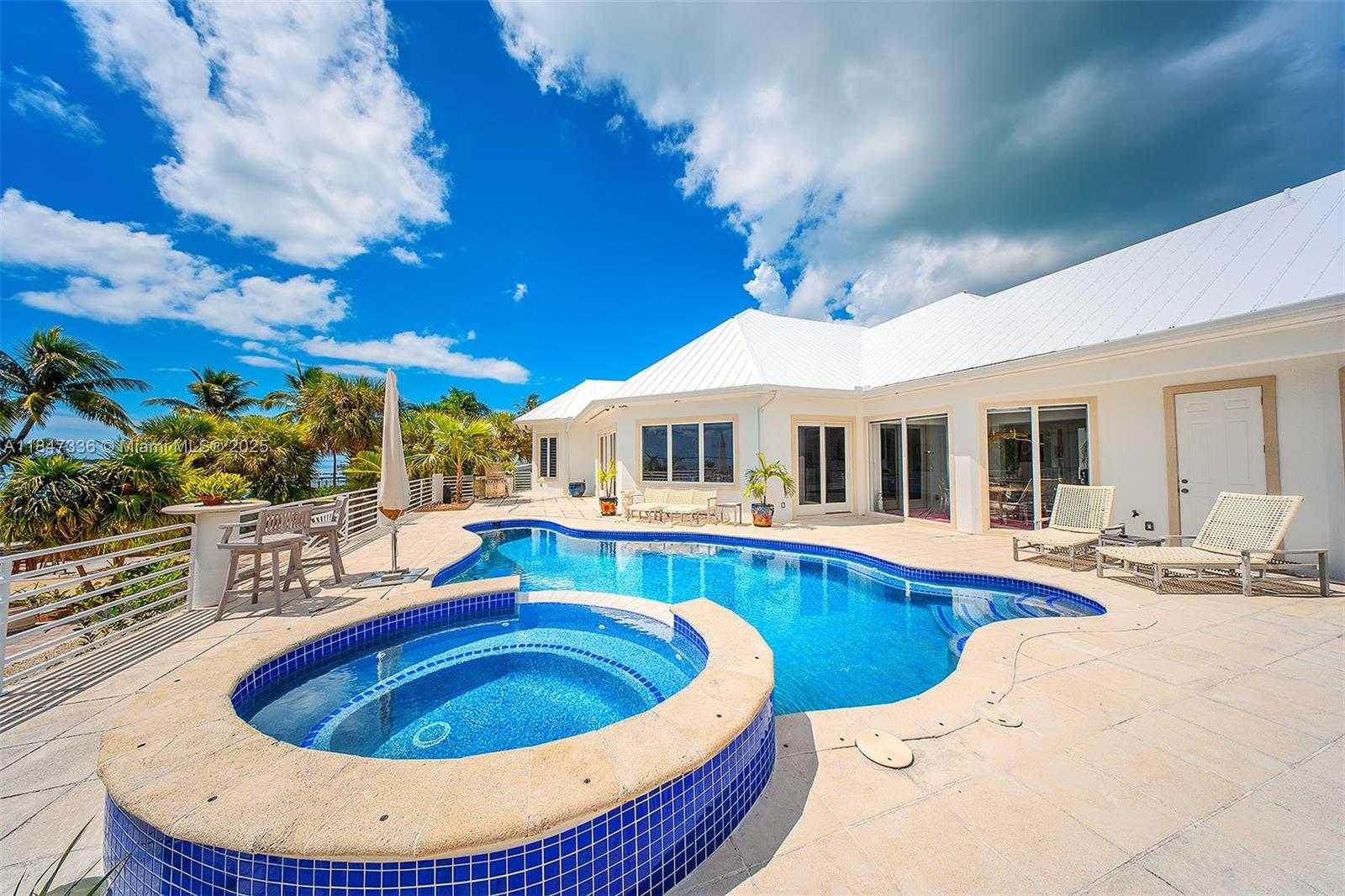 Small Image of 1151 OCEAN DR, Lower Keys Number 58