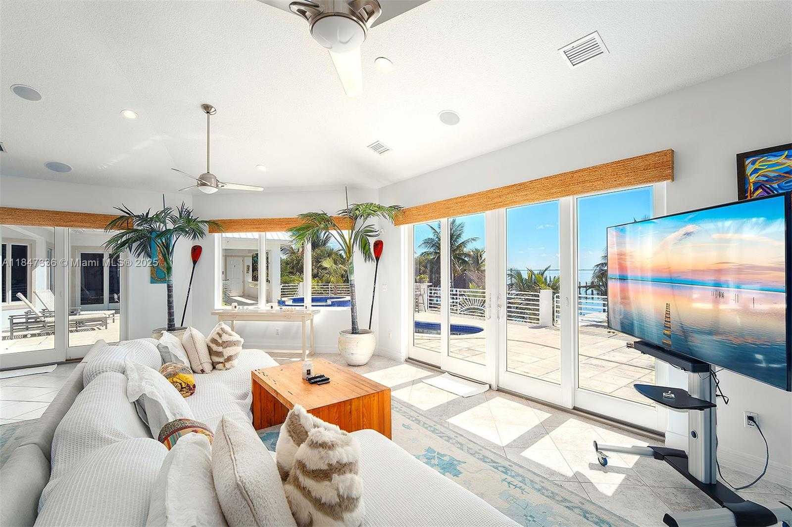 Small Image of 1151 OCEAN DR, Lower Keys Number 74