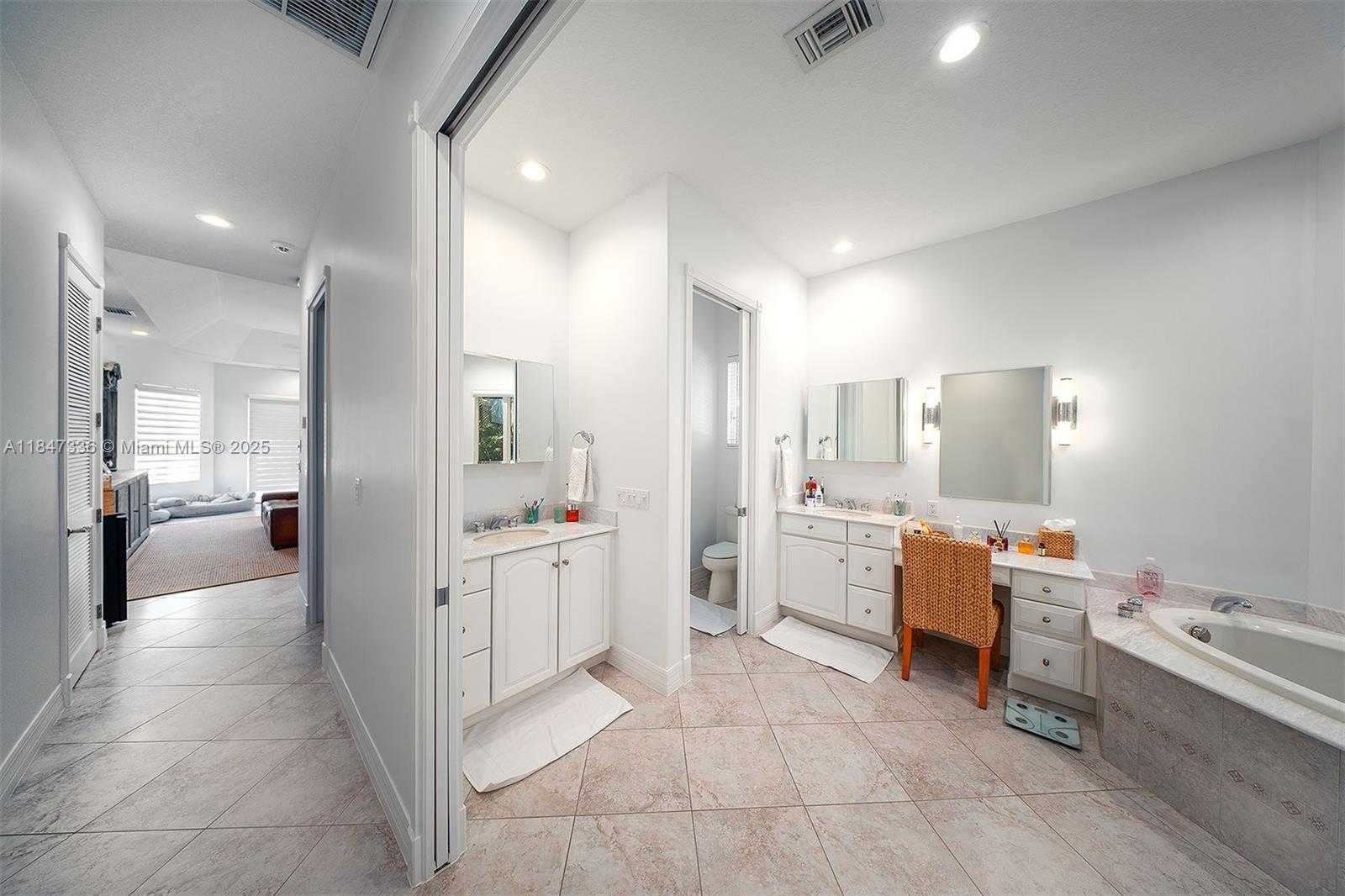 Small Image of 1151 OCEAN DR, Lower Keys Number 76