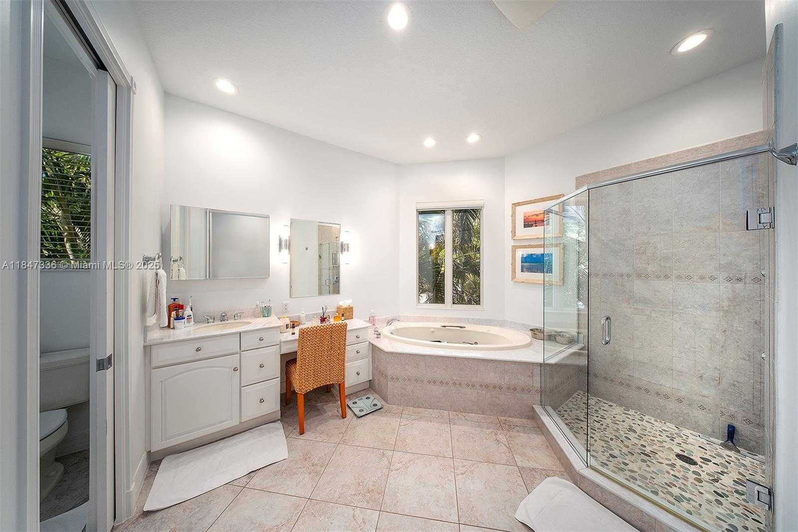 Small Image of 1151 OCEAN DR, Lower Keys Number 77