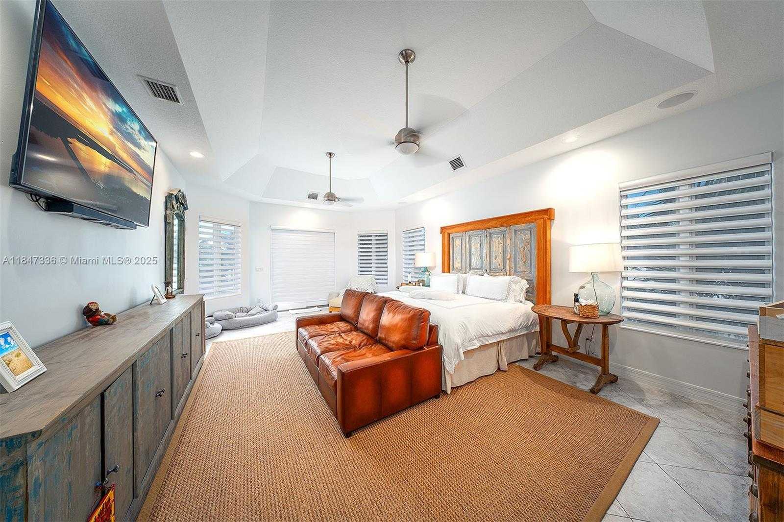 Small Image of 1151 OCEAN DR, Lower Keys Number 78