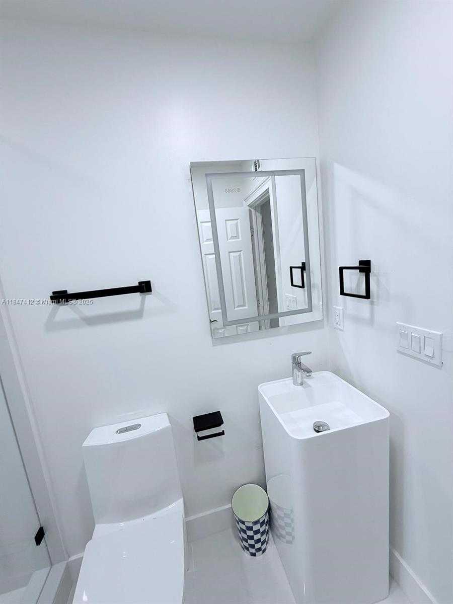 Small Image of 18358 NORTH EAST 23RD CT, North Miami Beach Number 10