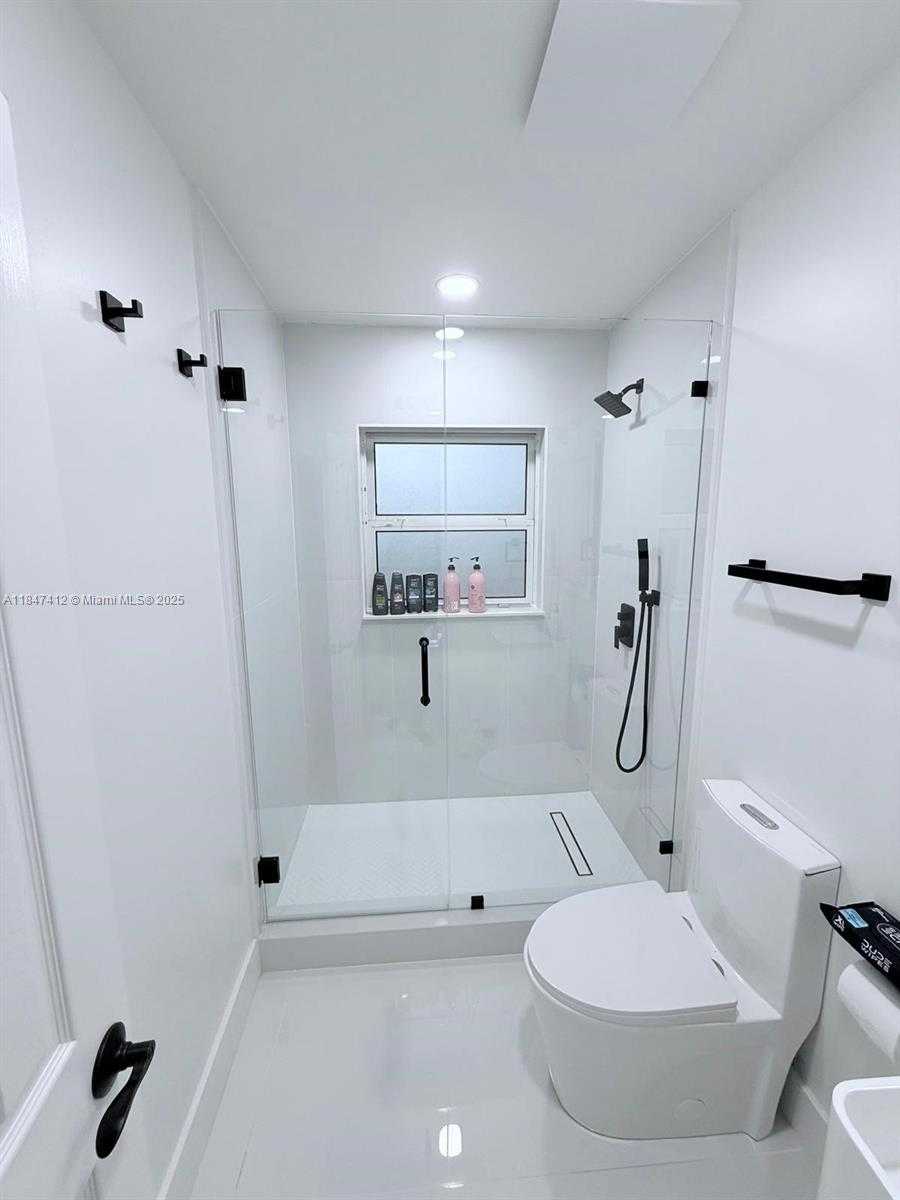 Small Image of 18358 NORTH EAST 23RD CT, North Miami Beach Number 12