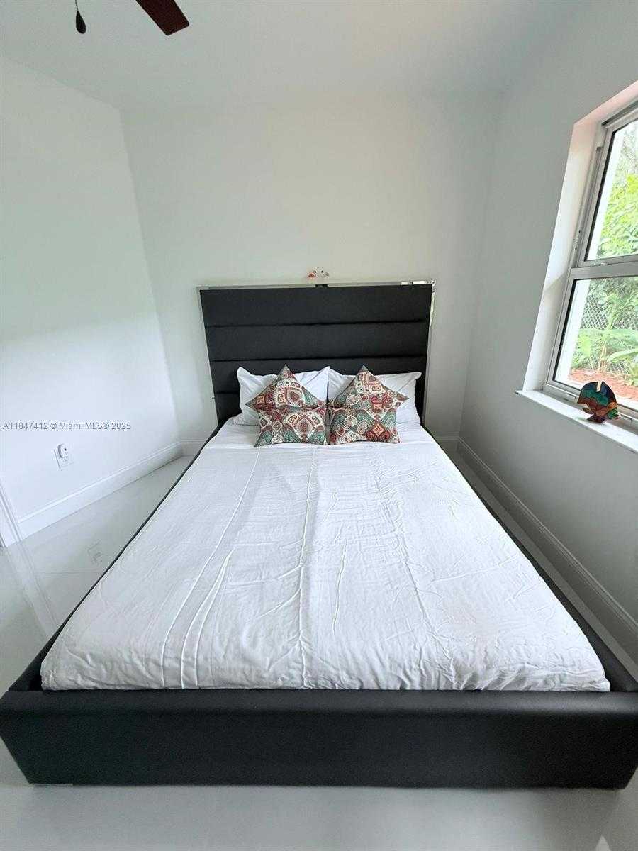 Small Image of 18358 NORTH EAST 23RD CT, North Miami Beach Number 13