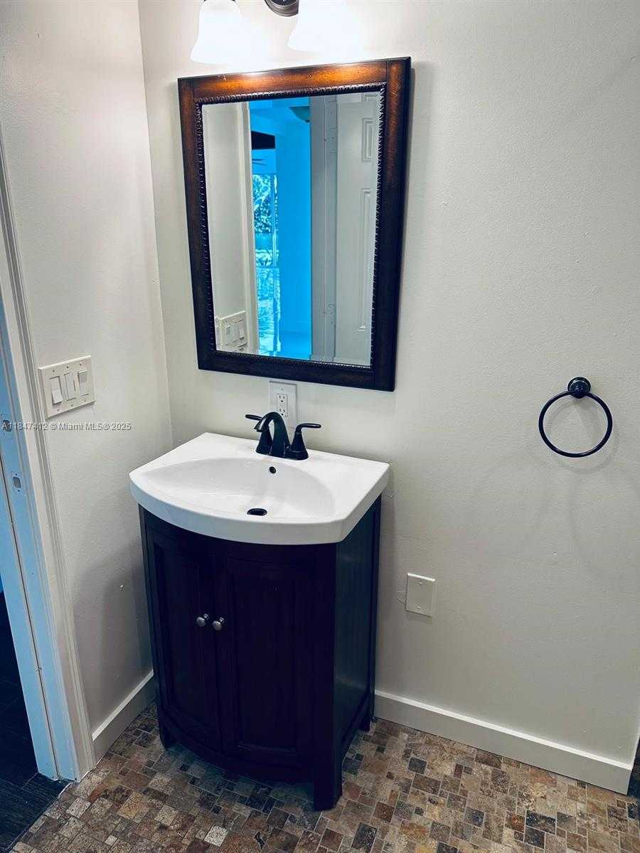 Small Image of 18358 NORTH EAST 23RD CT, North Miami Beach Number 15