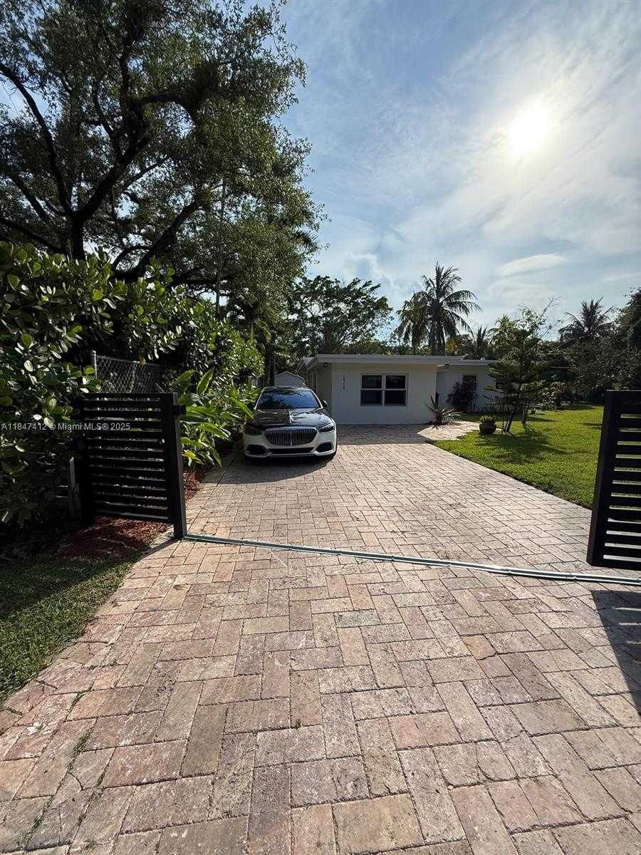 Small Image of 18358 NORTH EAST 23RD CT, North Miami Beach Number 2