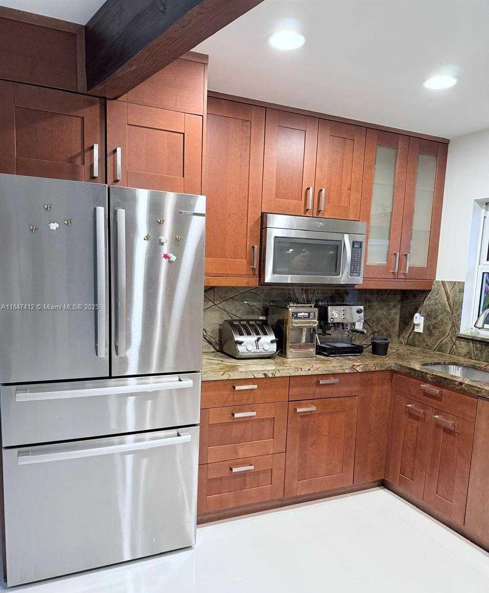 Small Image of 18358 NORTH EAST 23RD CT, North Miami Beach Number 3