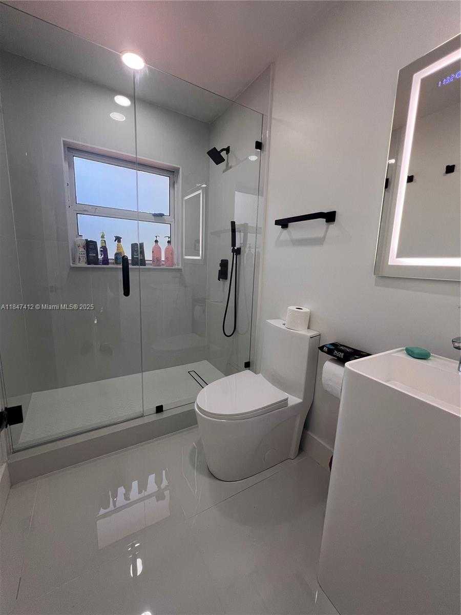 Small Image of 18358 NORTH EAST 23RD CT, North Miami Beach Number 34