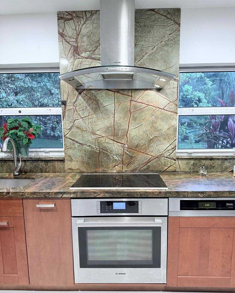 Small Image of 18358 NORTH EAST 23RD CT, North Miami Beach Number 4