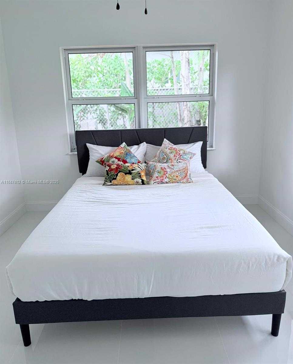 Small Image of 18358 NORTH EAST 23RD CT, North Miami Beach Number 9