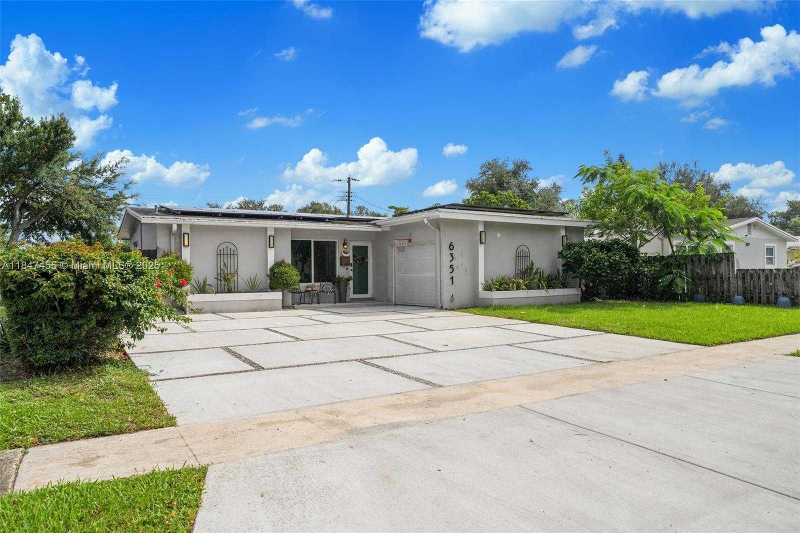 Small Image of 6351 MOSELEY ST, Hollywood Number 3
