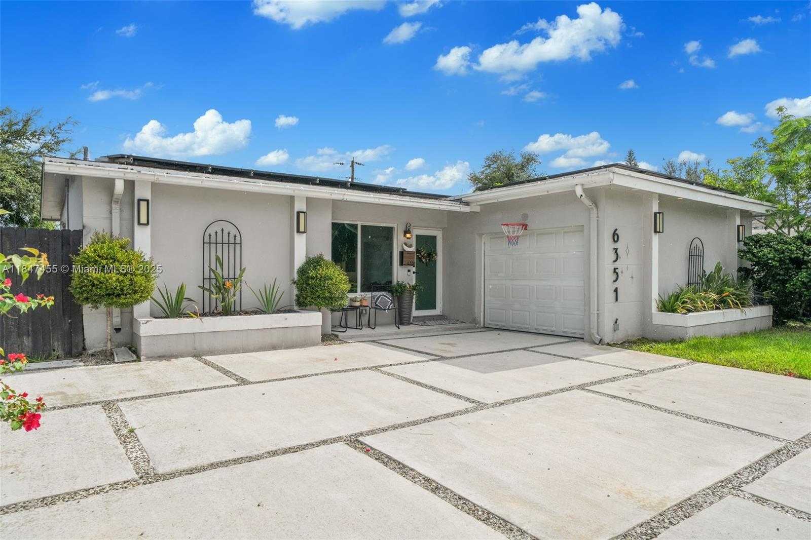 Small Image of 6351 MOSELEY ST, Hollywood Number 4