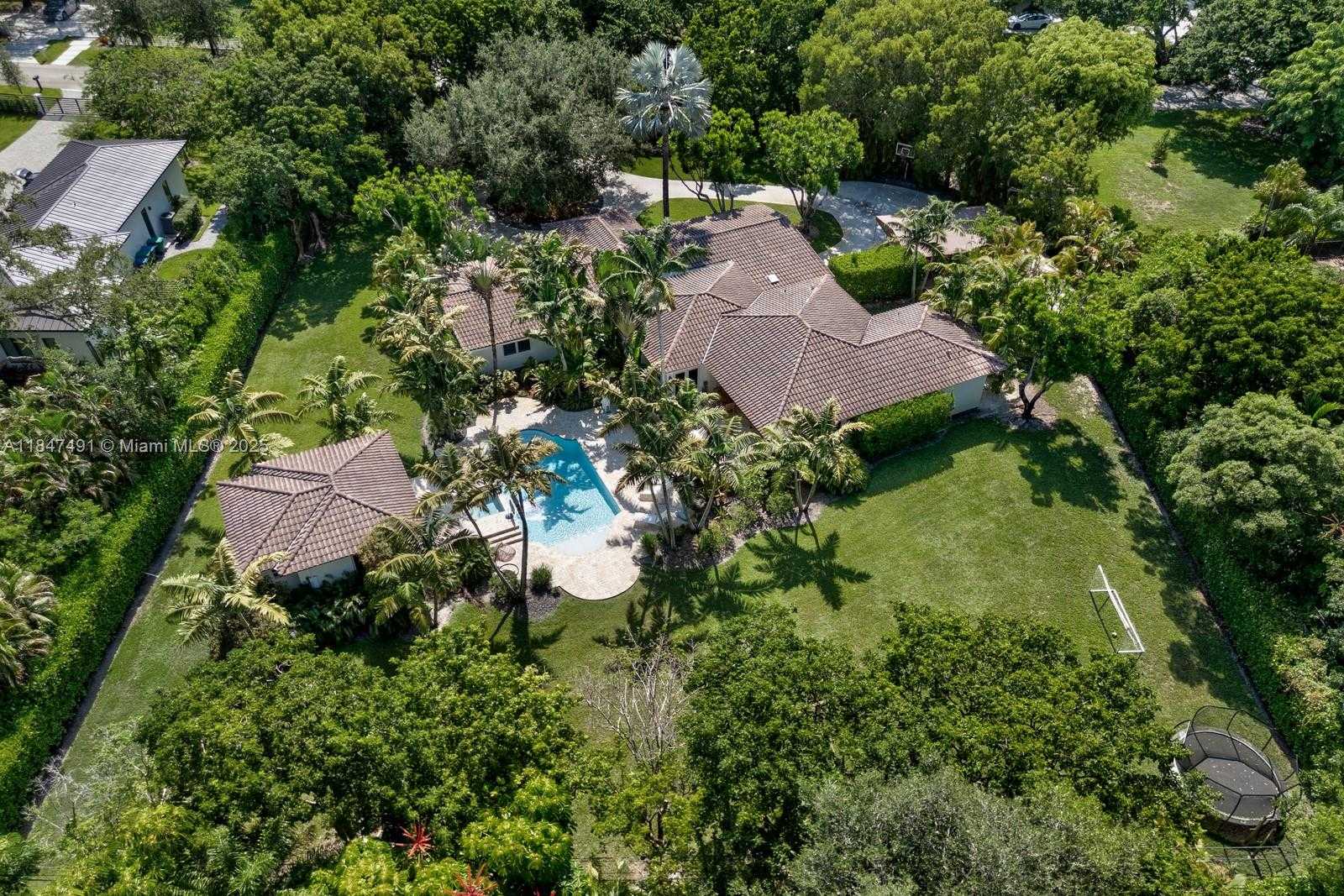 Small Image of 11855 SOUTH WEST 68TH CT, Pinecrest Number 3